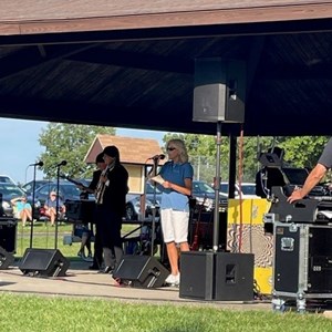 Nancy announcing band